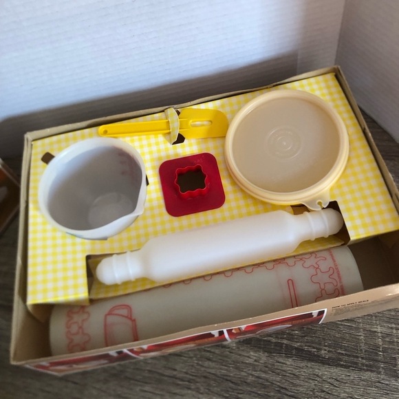 Vtg Tupperware Mini-Mix-It Children's Baking Set - Picture 11 of 16
